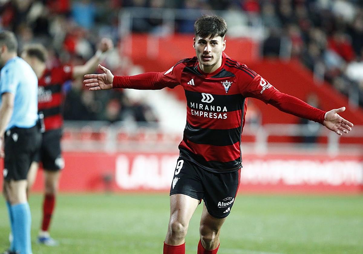 Carlos Martín celebra un gol la pasada temporada con el Mirandés.