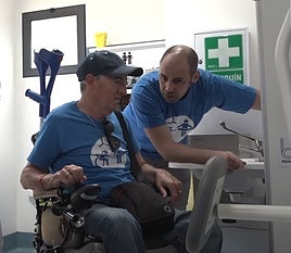 Eriz Delgado junto a Eduardo Bailes, uno de los usuarios.