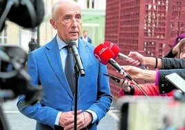 Josu Erkoreka, a las puertas del Parlamento durante su etapa como miembro del Gabinete Urkullu.