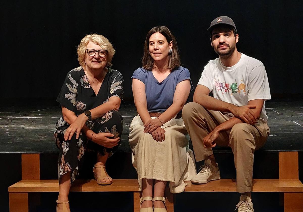 La responsable de San Agustin Kultur Gunea, Arantza Arrazola; la concejala de Euskera, Paule Sánchez (PNV) y el actor Eneko Sagardoy, sobre el escenario del espacio cultural.