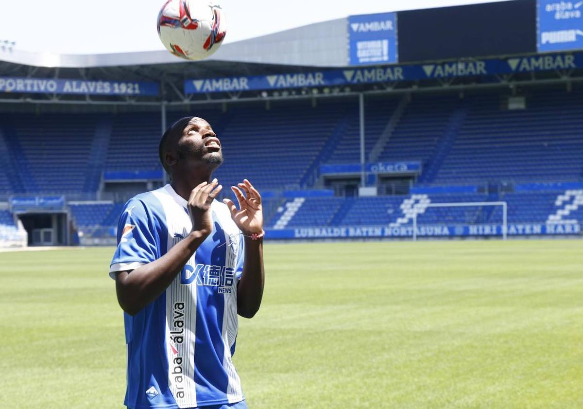 Imagen principal - Diarra, durante su presentación con el Alavés.