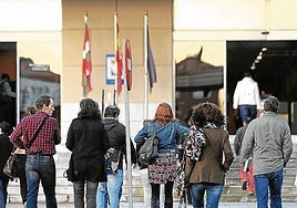 Imagen de un grupo de empleados de la Administración vasca a su entrada en la sede del Gobierno vasco en Lakua.