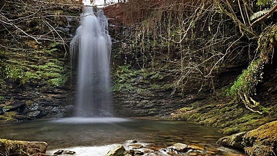 Trece impresionantes cascadas de Cantabria a tiro de piedra de Bizkaia en coche