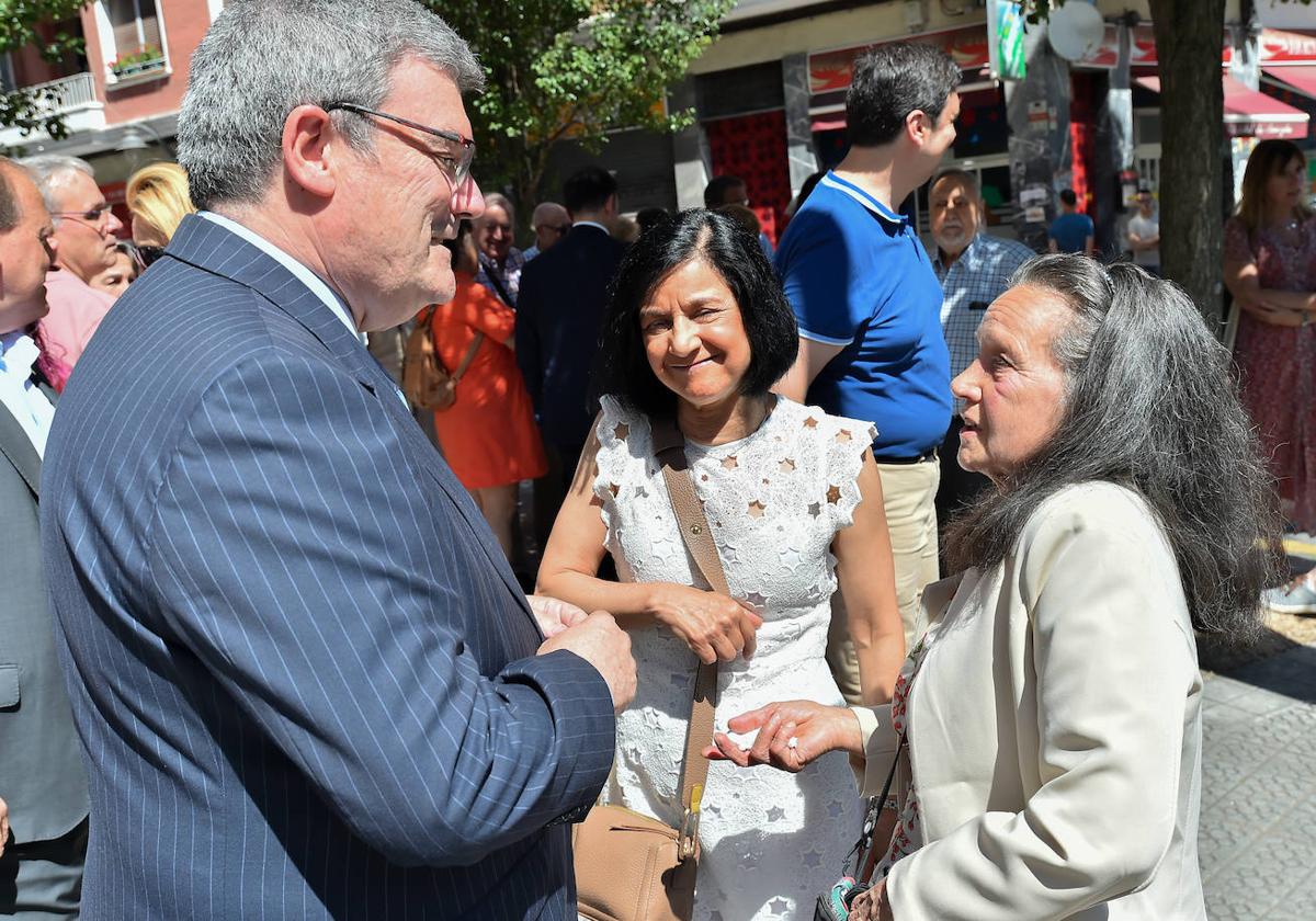 Aburto, con las dos hijas de la víctima.