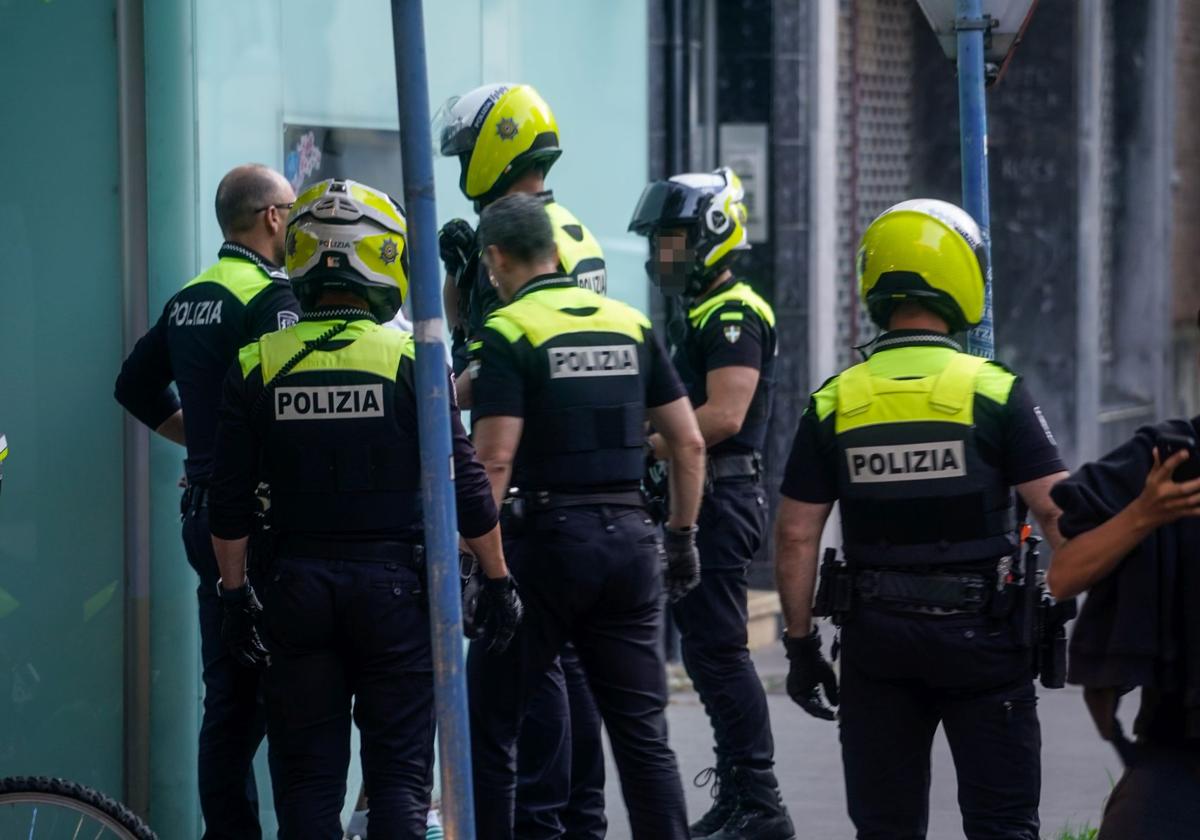 Agentes locales, en la tarde de ayer lunes con un joven acusado de agredir a un policía.