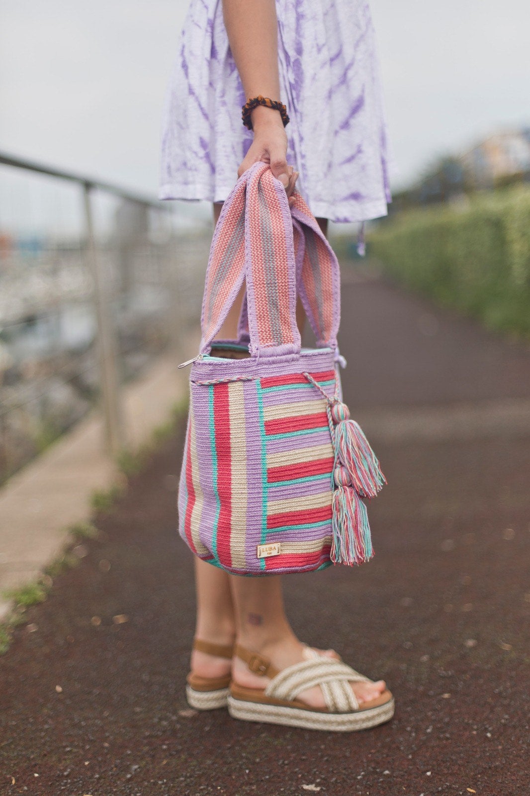 Los bolsos que crea Lucía Baquero, fundadora de la firma Lubayuu, aportan ese plus de artesanía y amor por los detalles tanto en verano como el resto del año. 