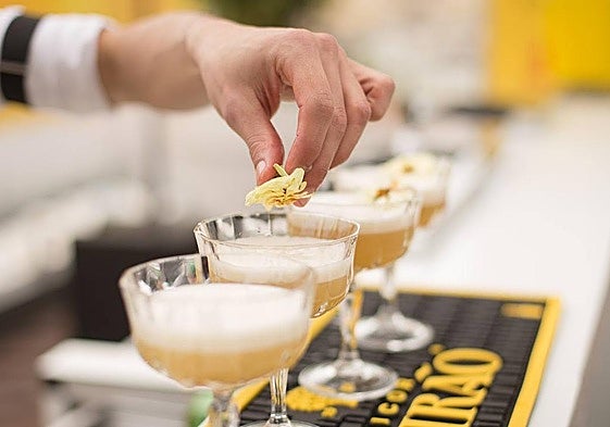 La oferta de trabajo de un restaurante que indigna en redes: «Camarero, repartidor y esclavo»