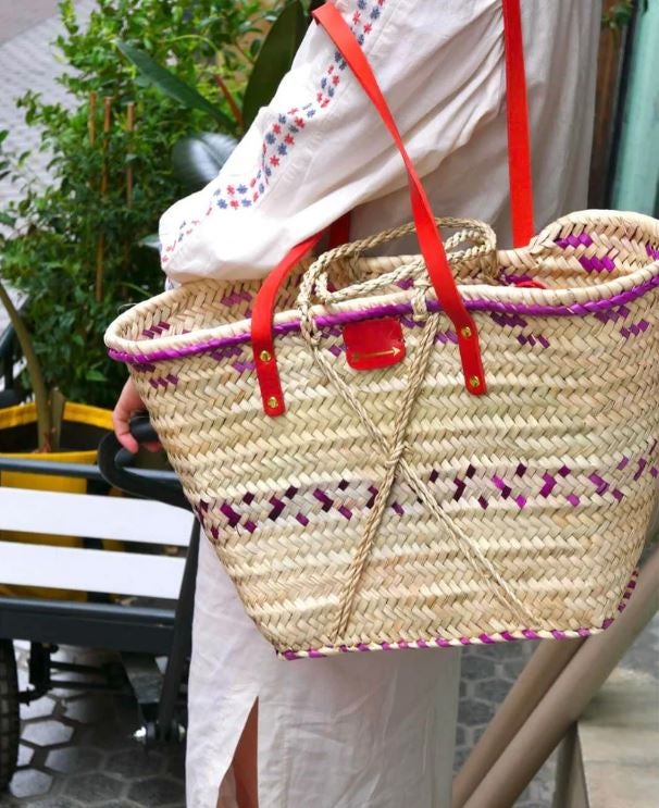 La firma vizcaína Mercules apuesta por capazos diferentes con asas de piel y detalles de colores.