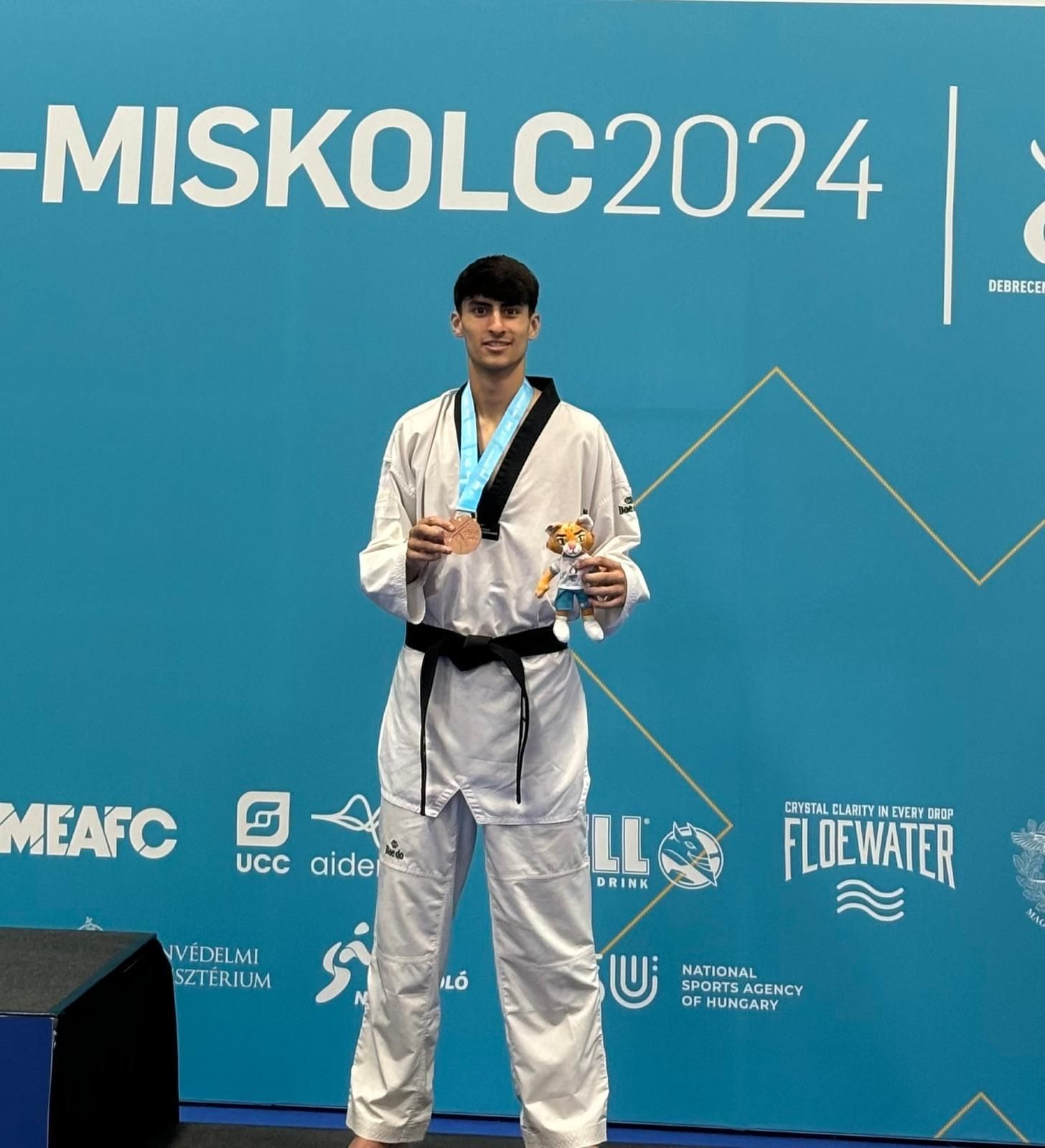 Mikel Fernández posa con su medalla de bronce