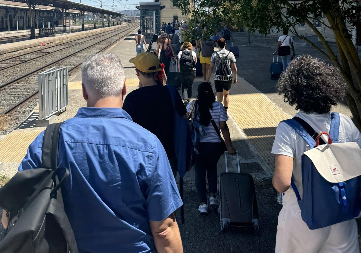 Los pasajeros, ya fuera del tren en la estación de Miranda, hacia los autobuses que les trasladaron a Bilbao.