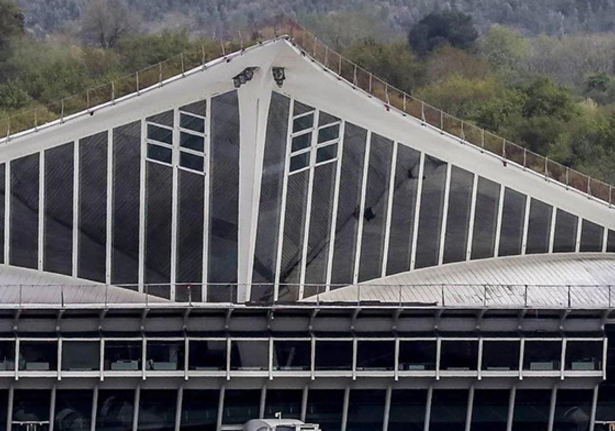 Dos cazas causan un estruendo de 102 decibelios en el entorno del aeropuerto al caer la noche