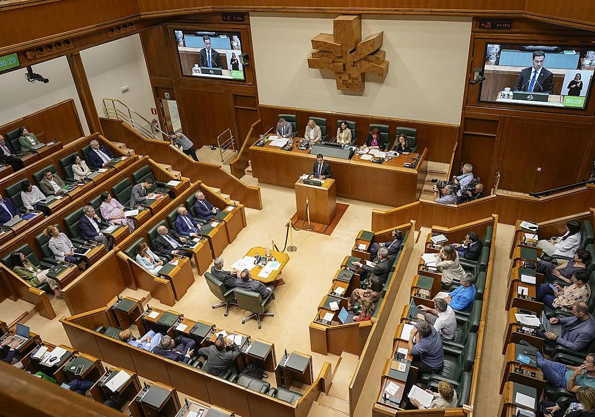 Vista general del hemiciclo del Parlamento vasco durante el pleno de investidura de Imanol Pradales.