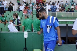 Rioja, a su llegada al banquillo en el amistoso ante el Racing en Santander.