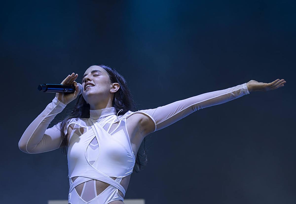 Izaro abarrota la playa de la Zurriola