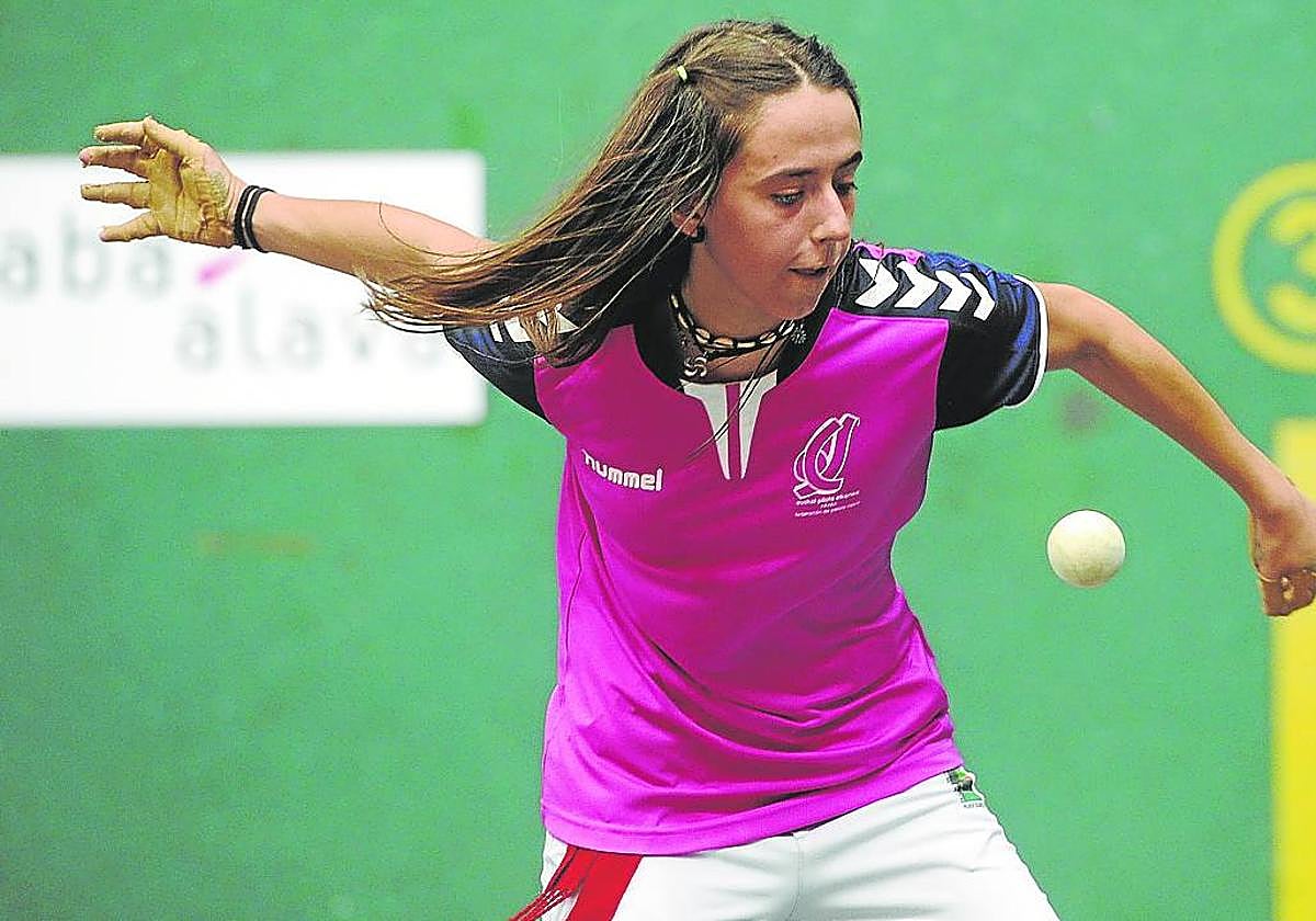 Leire Garai trata de golpear la pelota en un frontón alavés.
