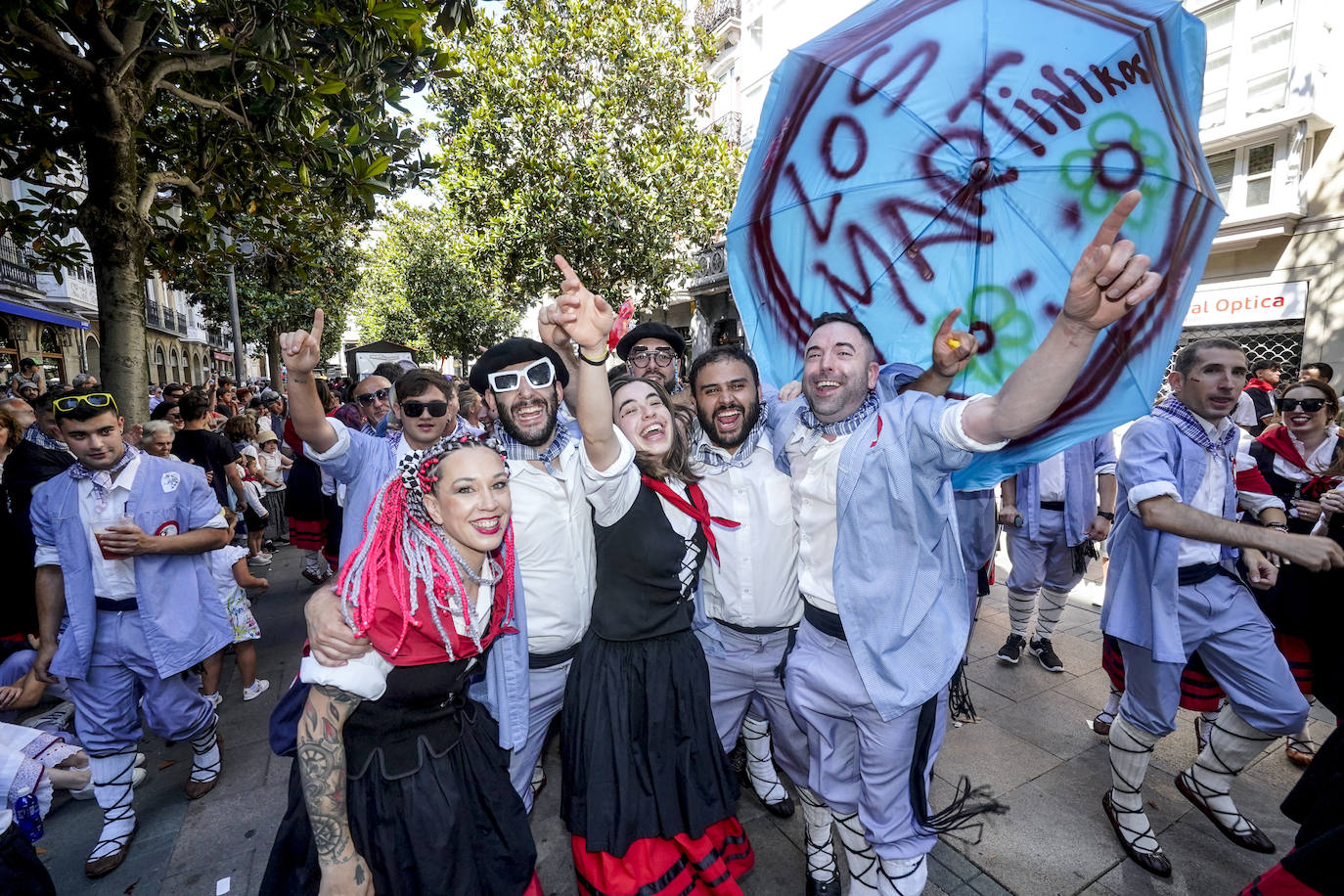 Búscate en el paseíllo de los blusas y neskas