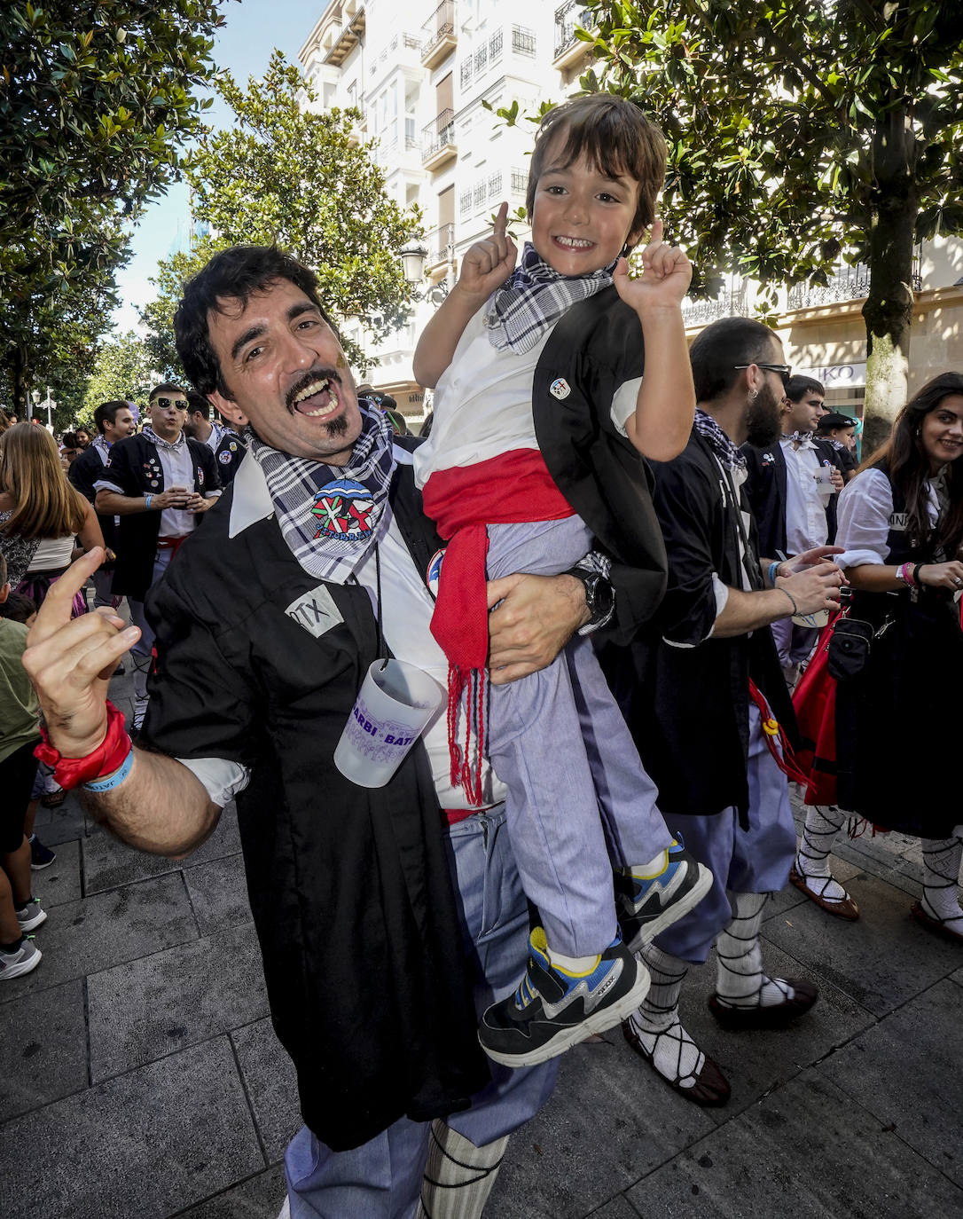 Búscate en el paseíllo de los blusas y neskas