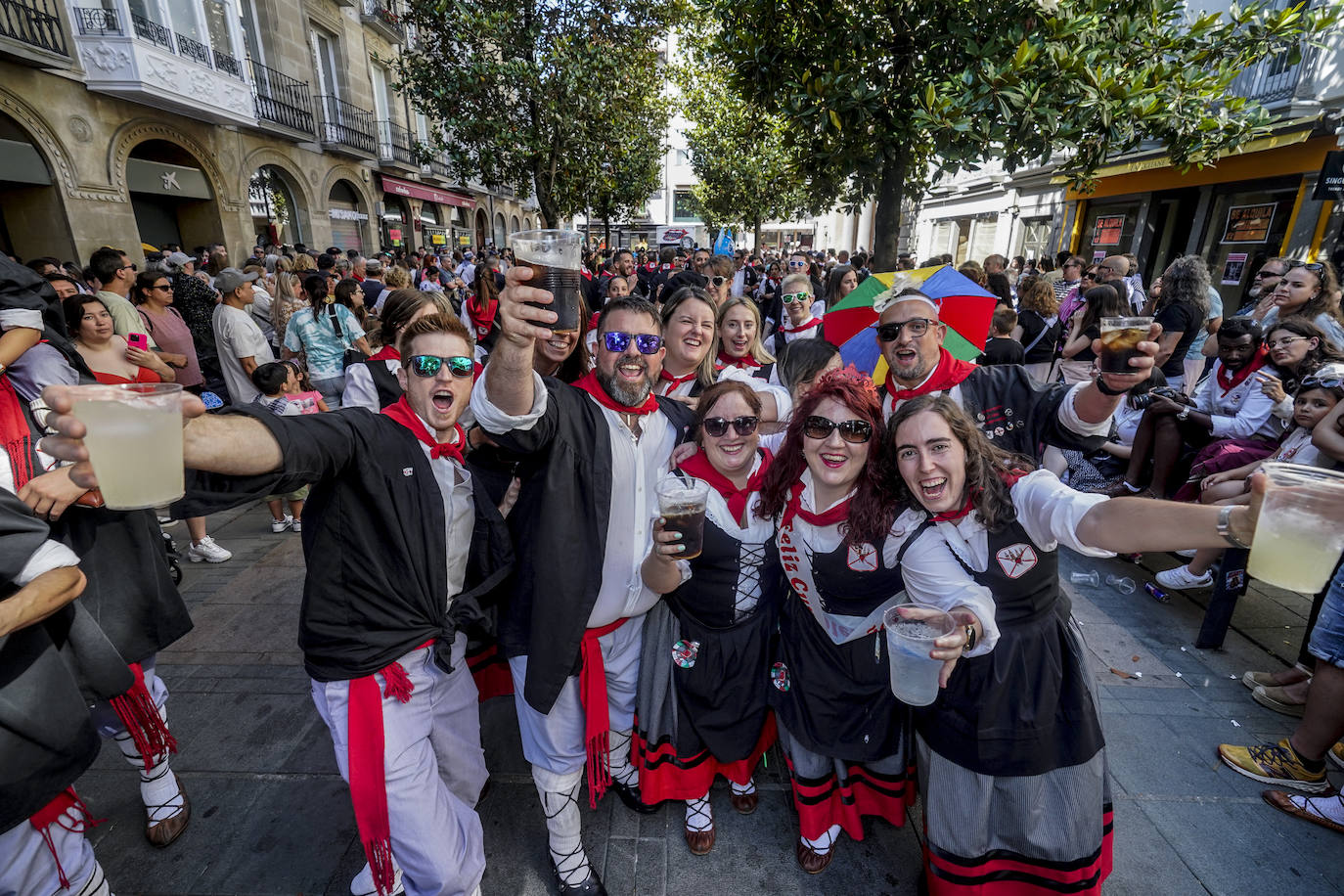 Búscate en el paseíllo de los blusas y neskas