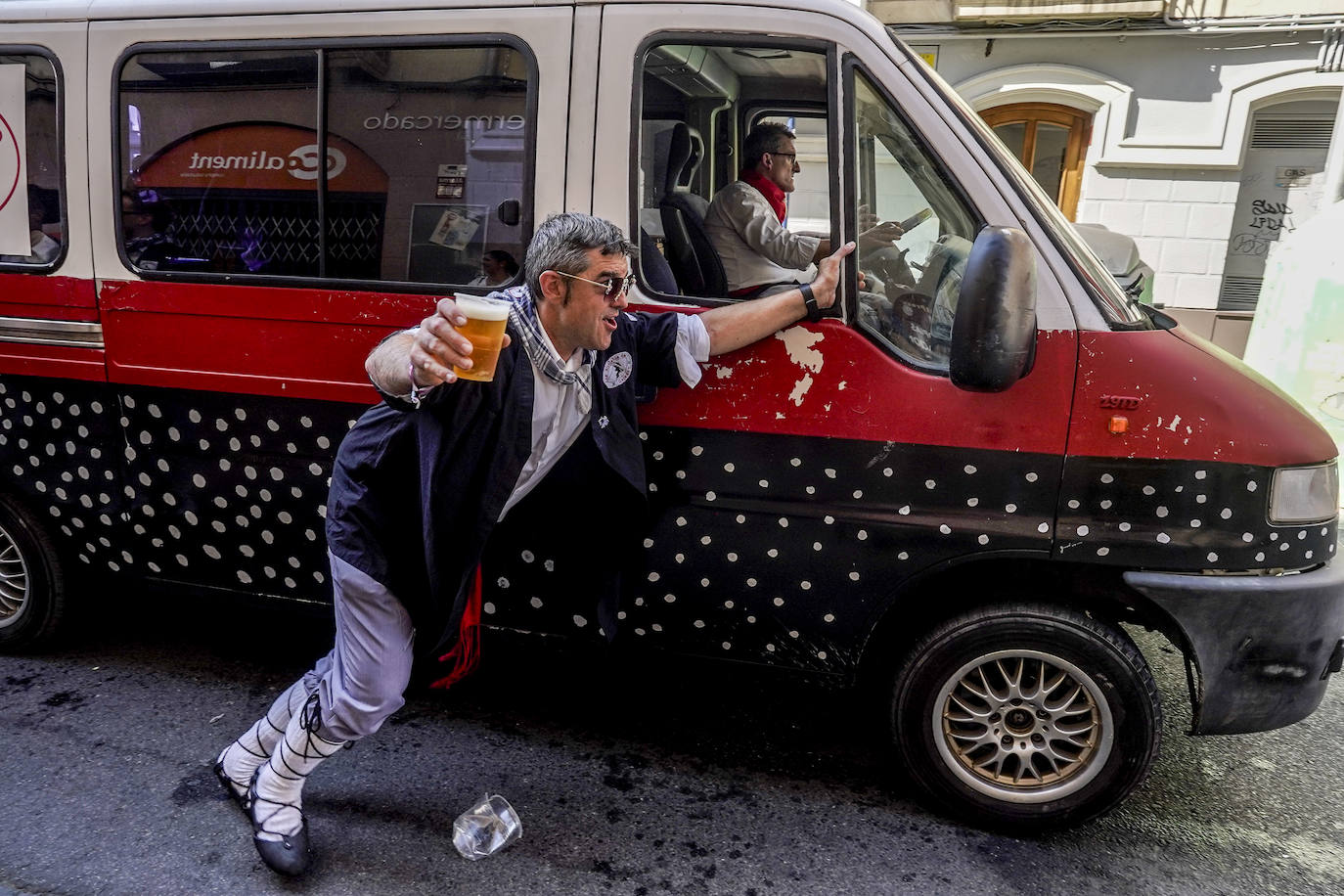 Búscate en el paseíllo de los blusas y neskas