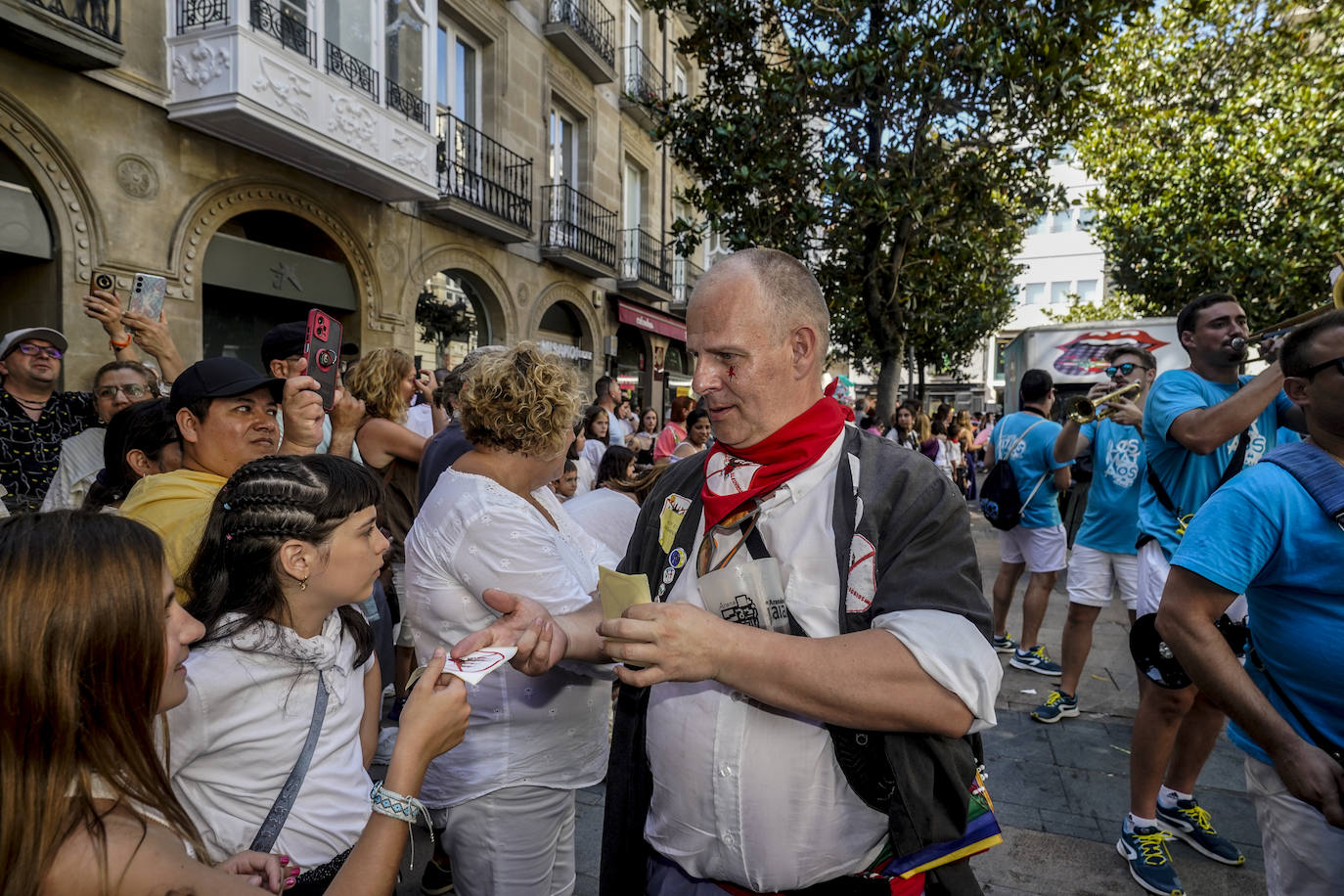 Búscate en el paseíllo de los blusas y neskas