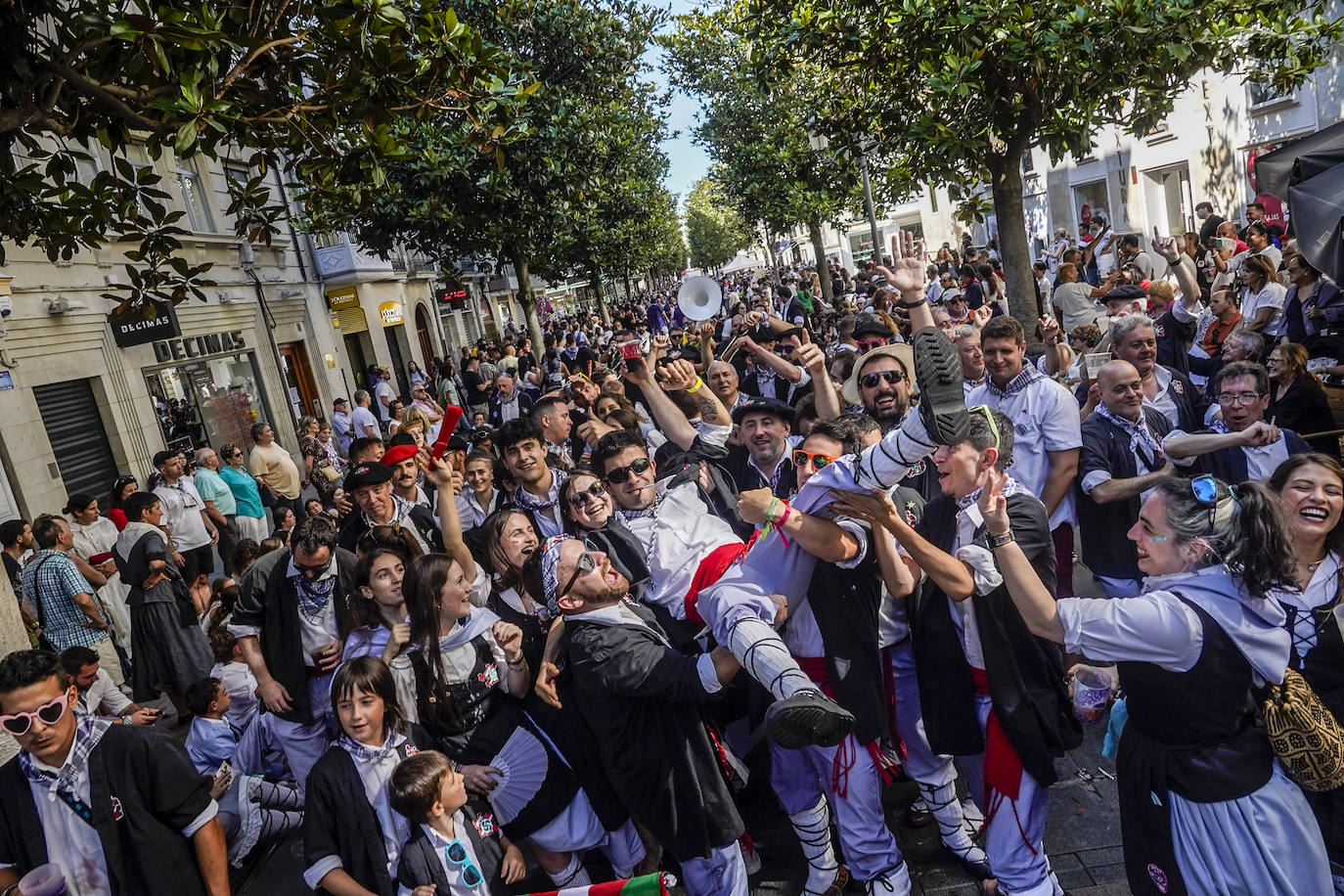 Búscate en el paseíllo de los blusas y neskas