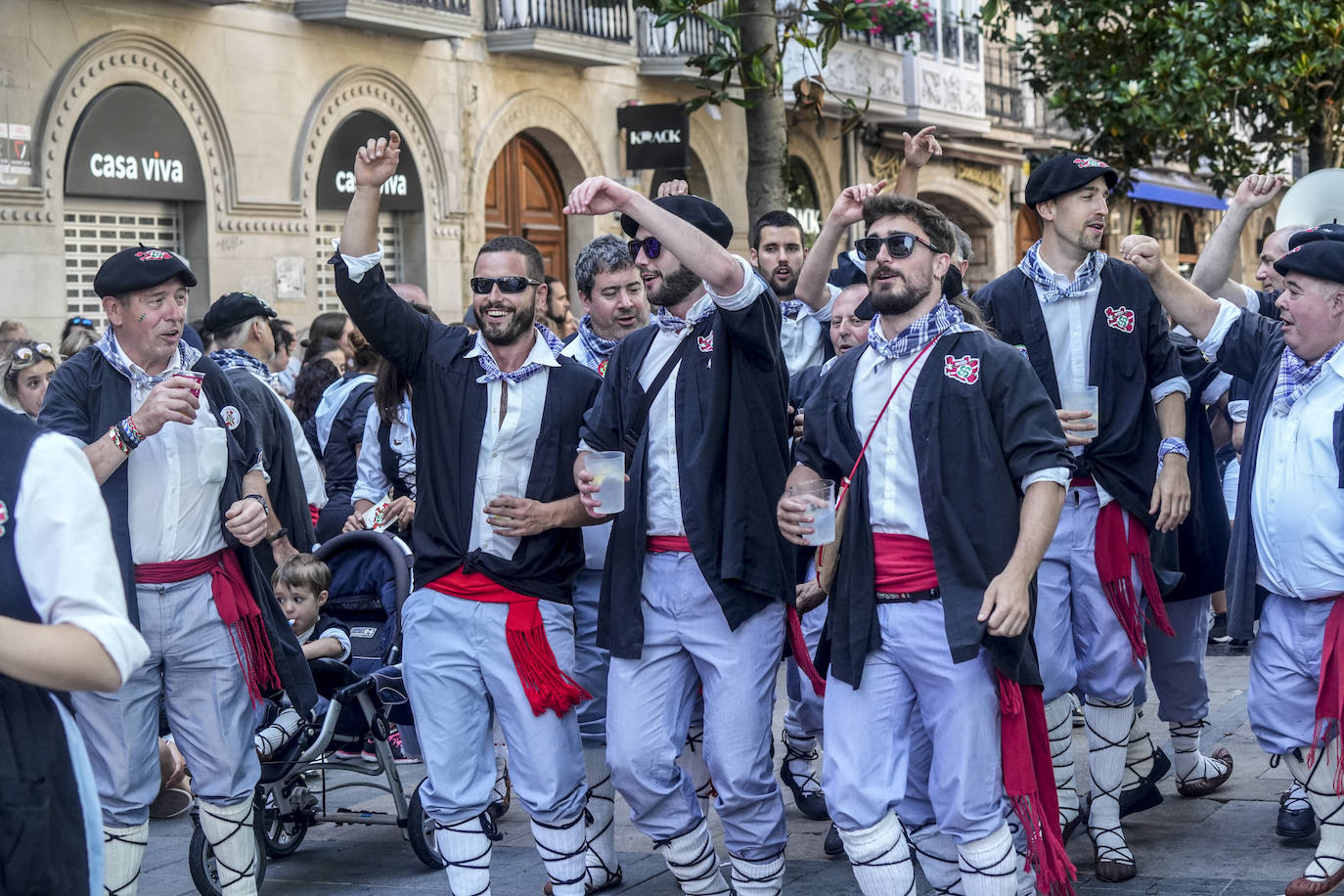 Búscate en el paseíllo de los blusas y neskas