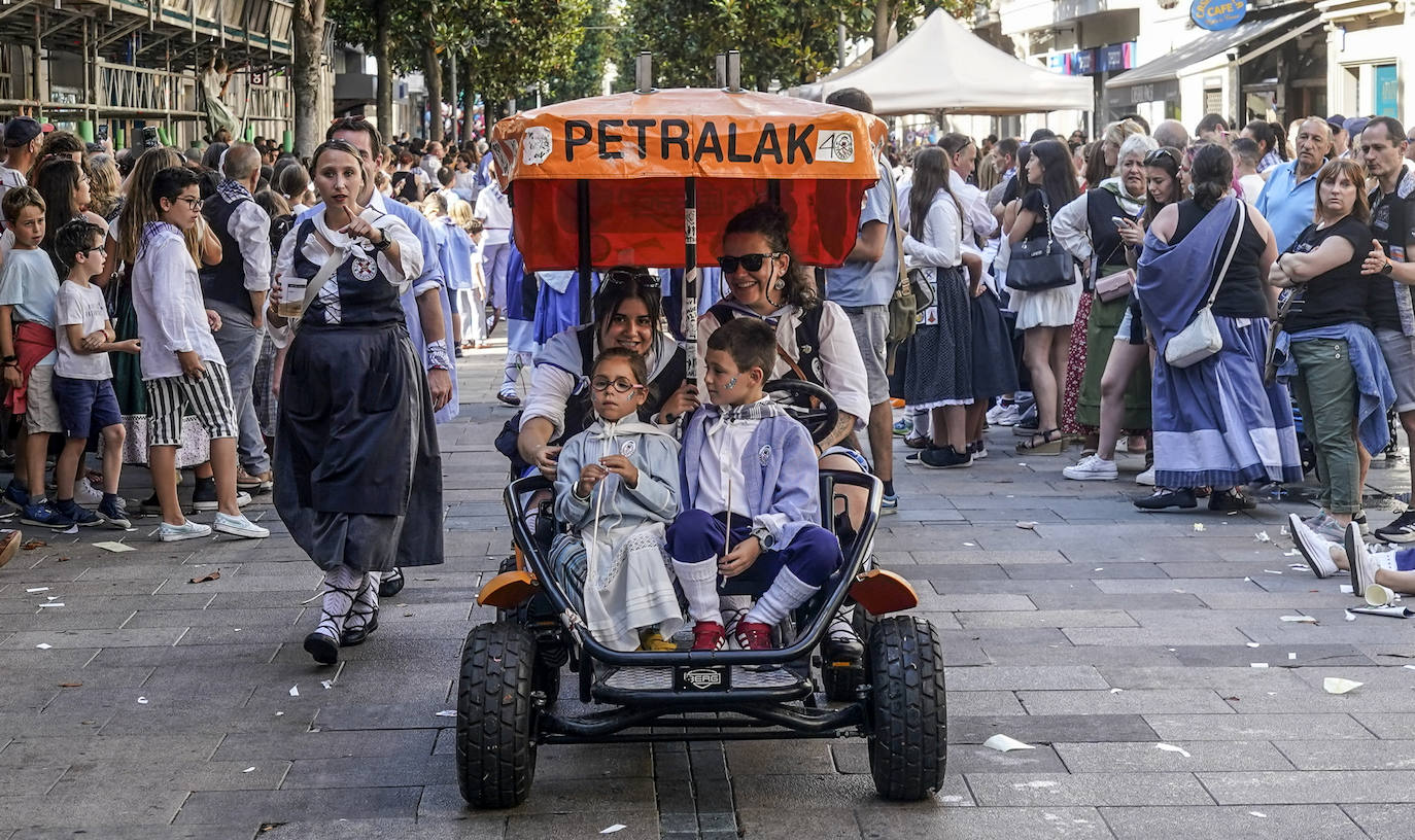 Búscate en el paseíllo de los blusas y neskas