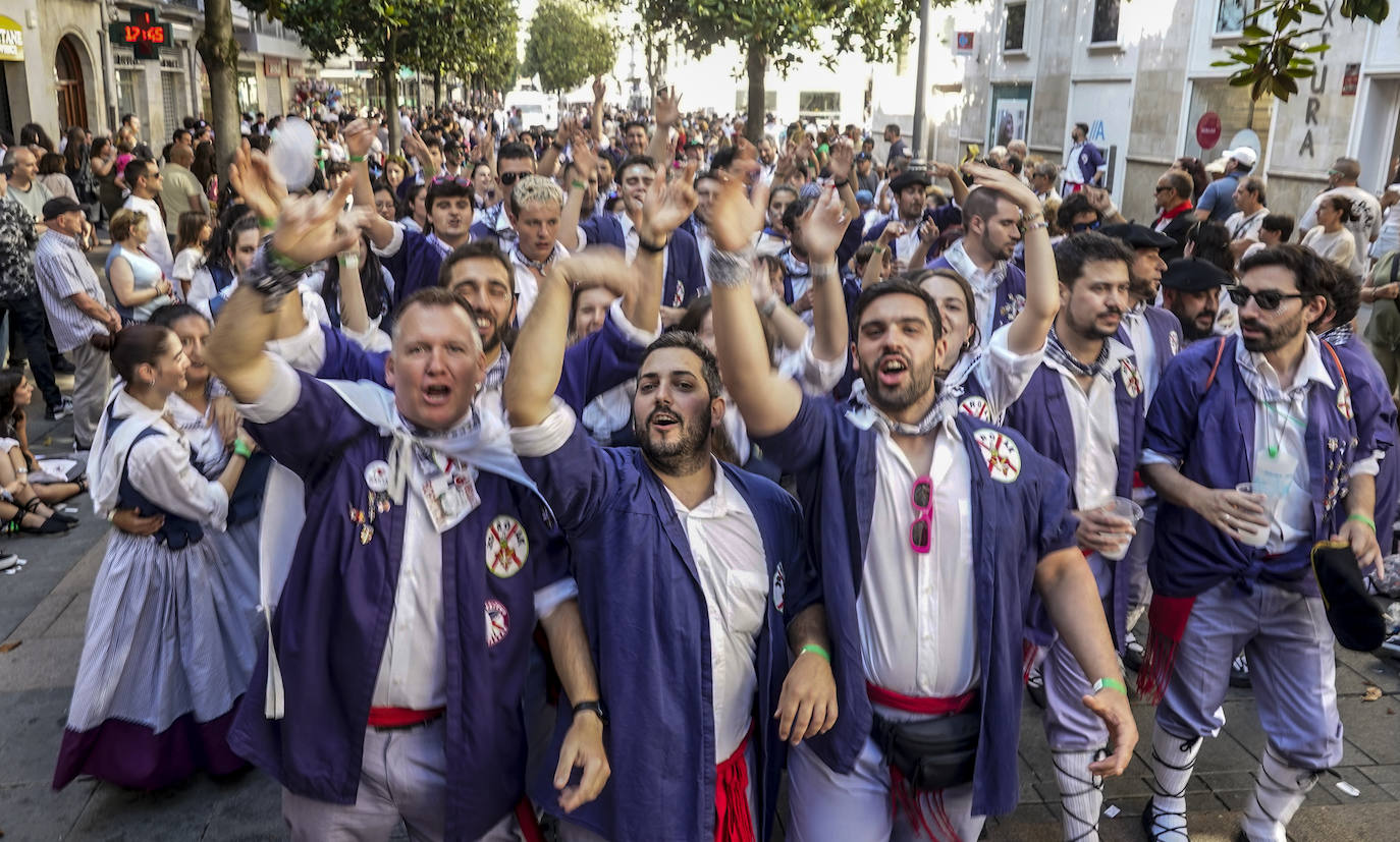 Búscate en el paseíllo de los blusas y neskas