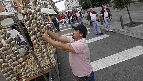 Santiago presume de ajos en su feria más ancestral
