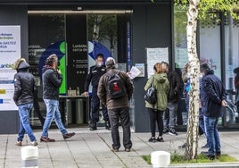 Lanbide suspende la RGI a cerca de 6.000 personas, la mayoría autóctonas