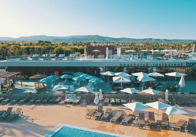 Vista de la terraza y el restaurante de Taiga