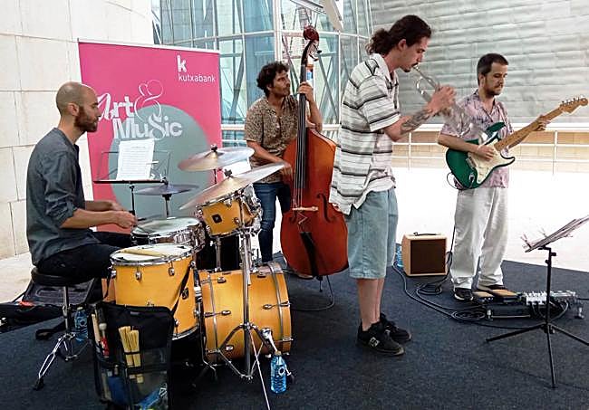 Urretagoiena (batería), Sánchez (contrabajo), Andino (trompeta) y García (guitarra) abriendo con el standard 'Like someone in love'.