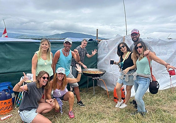 De Sidney a Getxo para vivir el día de Paellas: las estampas más curiosas de Aixerrota, gabarra incluida