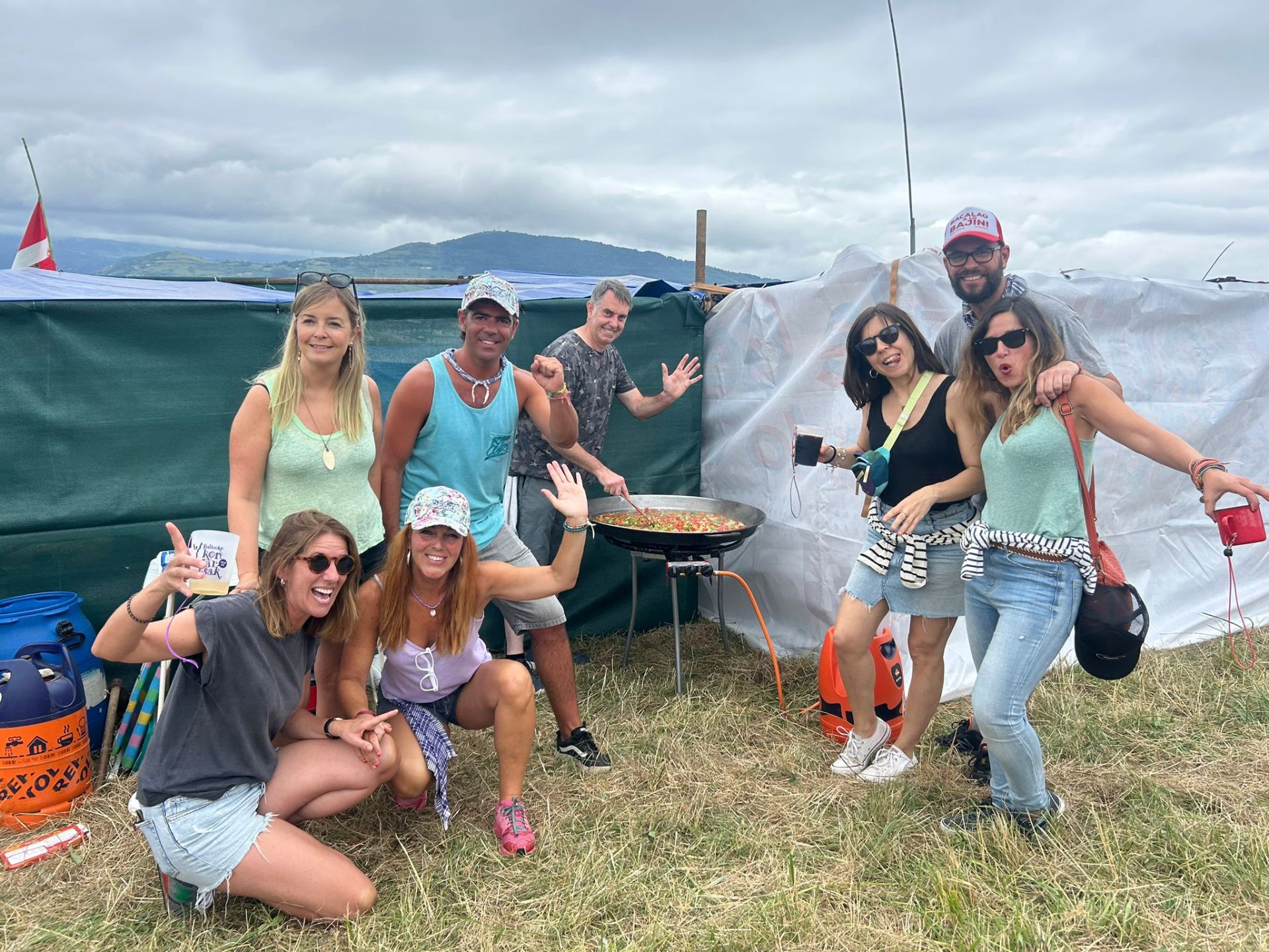 De Sidney a Getxo para vivir el día de Paellas: las estampas más curiosas de Aixerrota, gabarra incluida