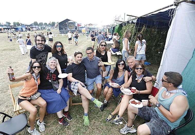 Los más madrugadores están ya en las campas de Aixerrota en Getxo.