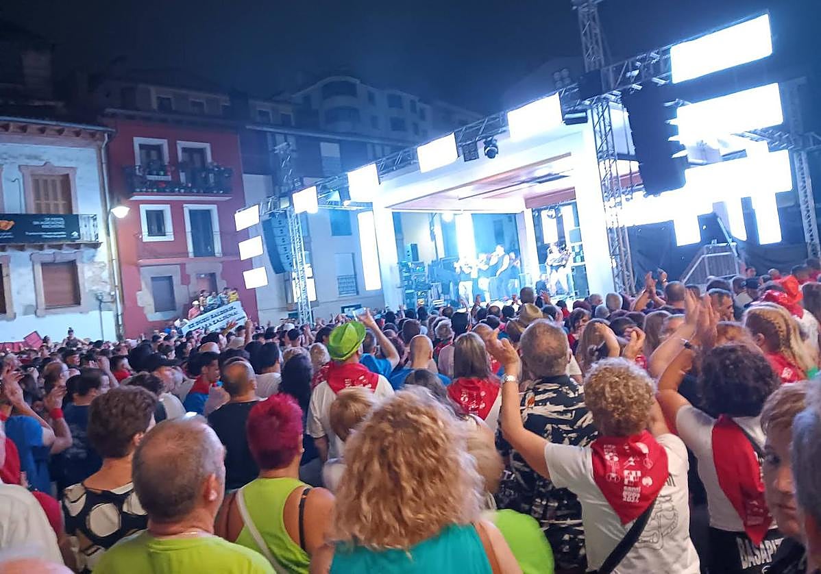 Imagen principal - 1. Las verbenas siguen siendo un atractivo del programa festivo. 2. El público vibró con los partidos de pelota profesional del frontón. 3. Variadas fanfarrias alegran las calles de Ermua con su música.