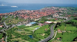 Imagen panorámica de Getxo, con el polideportivo de Fadura en primer término, detrás Algorta y la zona de Andra Mari al fondo.