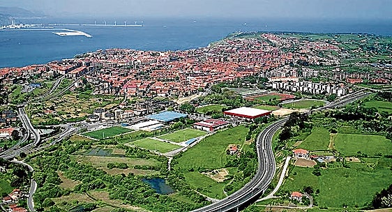 Imagen panorámica de Getxo, con el polideportivo de Fadura en primer término, detrás Algorta y la zona de Andra Mari al fondo.