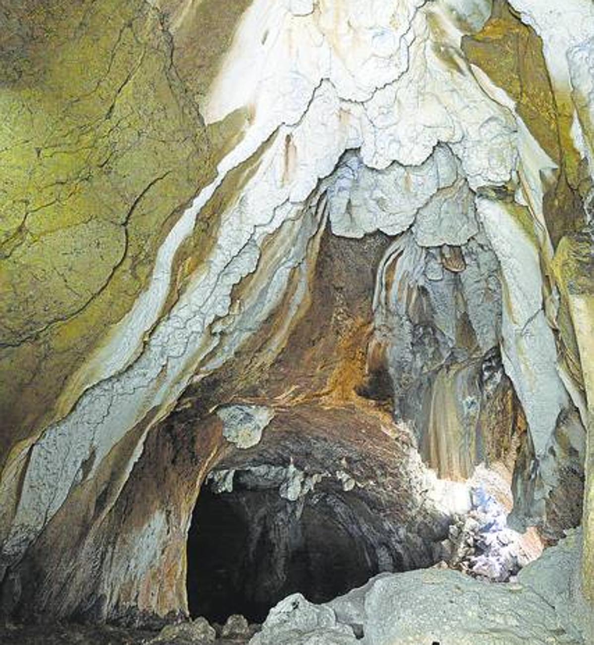 Según una vieja leyenda, la Señora de Sarastarri venía a esta cueva a bañar sus pies en la laguna que se esconde en su interior.