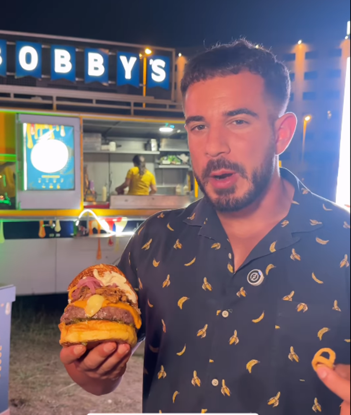 El influencer 'Cenando con Pablo' alucina con una hamburguesa de chaskis en el campeonato de Barakaldo