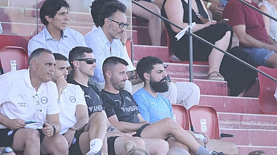 Villalibre, todavía sin debutar, se pasa todo el descanso atendiendo a aficionados