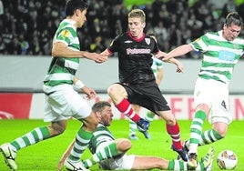 Muniain, rodeado de tres rivales en el partido de ida de las semifinales de la Europa League disputado en el José Alvalade en abril de 2012.