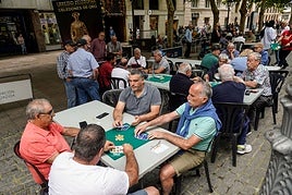 Los participantes juegan al mus en la plaza de los Celedones de Oro.