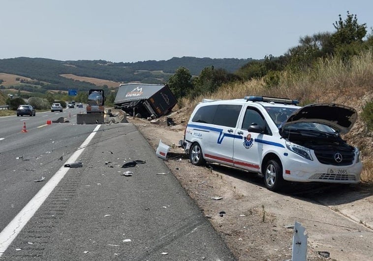 Un ertzaina evacuado a Txagorritxu tras resultar herido en un accidente en la A-1