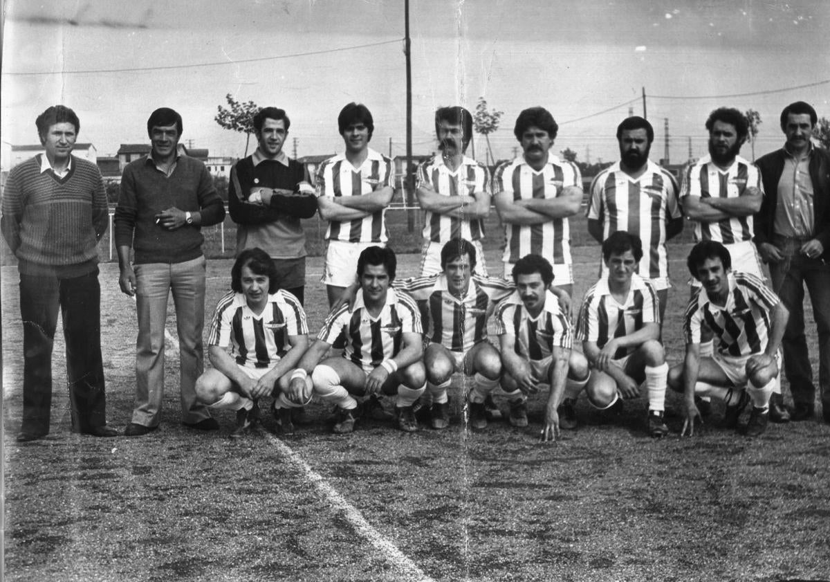 Imagen principal - Foto del año 1980 del equipo de fútbol del centro andaluz Séneca. El coro del Hogar Navarro San Francisco Javier con sus miembros ataviados de blanca y rojo durante una actuación en Vitoria por la celebración de San Fermín en el año 2013. Socios de la casa de Aragón de Vitoria con miembros del grupo Raíces Taustanas durante el festival de las comunidades autónomas que organiza la federación.