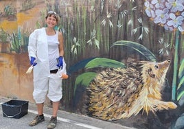 La artista vitoriana Irantzu Lekue ultima los detalles del mural de 500 metros cuadrados pintado frente al paseo marítimo de Gorliz.