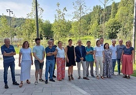 La alcaldesa, Mireia Elkoroiribe; el viceconsejero del Gobierno vasco, Miguel Ángel Páez; y responsables municipales y asociaciones vecinales inauguraron el nuevo espacio.