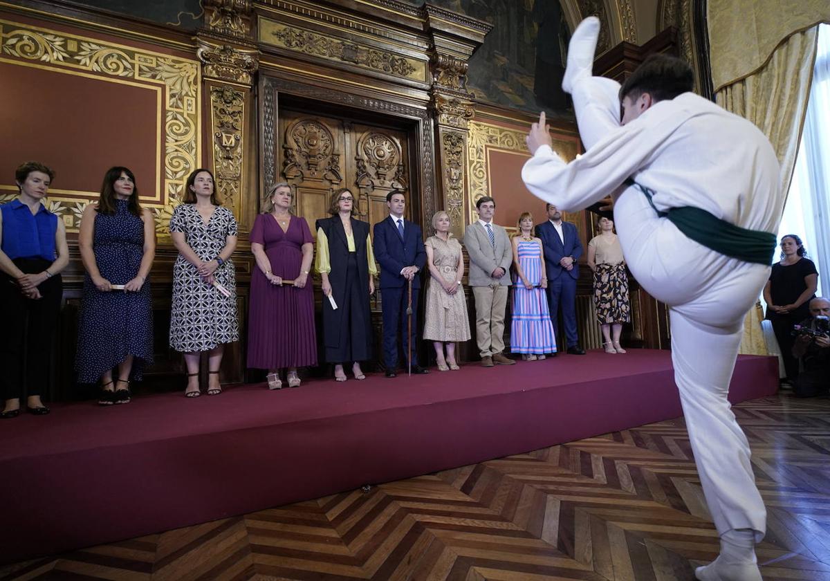 Aurresku de honor durante la recepción por el día de San Ignacio en el Palacio foral, con Etxanobe y Pradales presidiendo el acto.