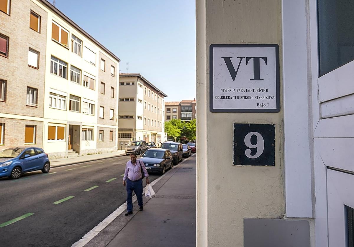 El decreto autonómico que regula este tipo de viviendas obliga a colocar distintivos tanto en el exterior como el interior del edificio, junto a las puertas de entrada.