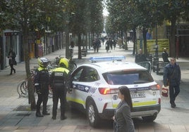 Efectivos de la Policía Local en una calle de la capital de Euskadi.